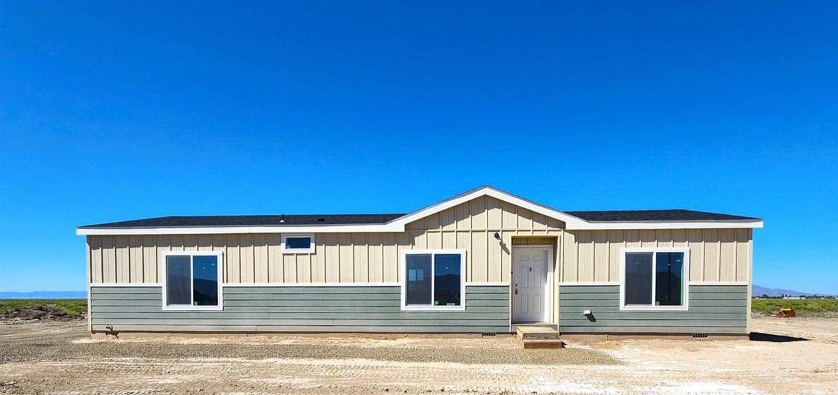 Exterior of the 28563E Sunbeam by Fleetwood Homes of Nampa