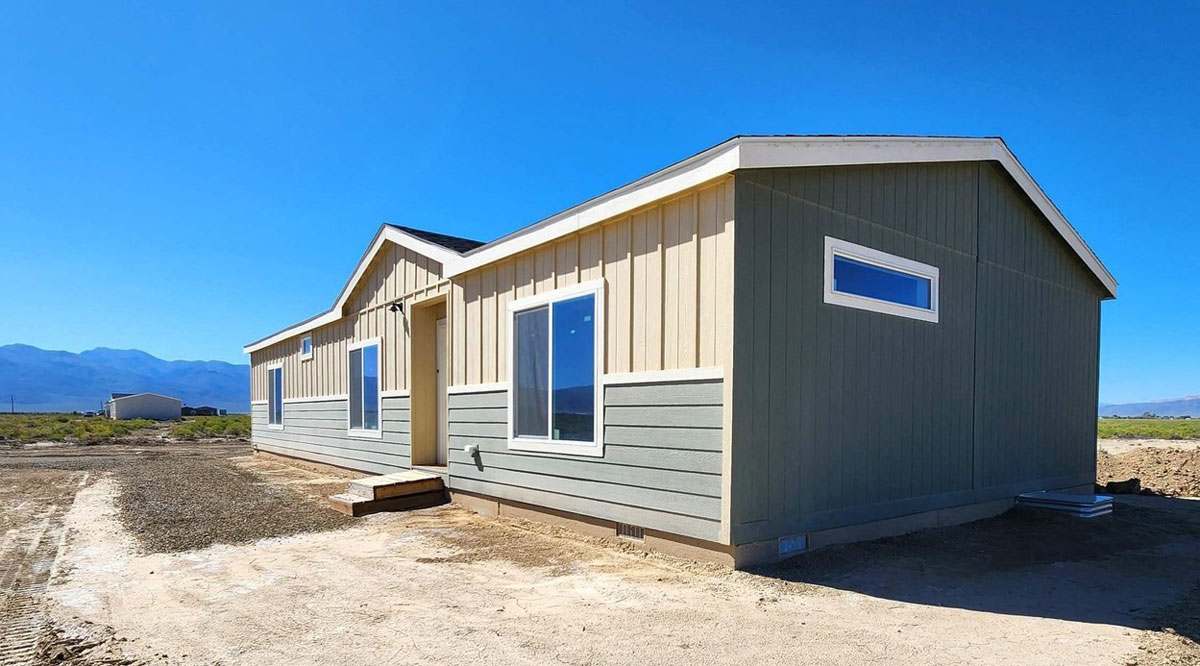 Two-tone exterior combinations on the 28563E Fleetwood home