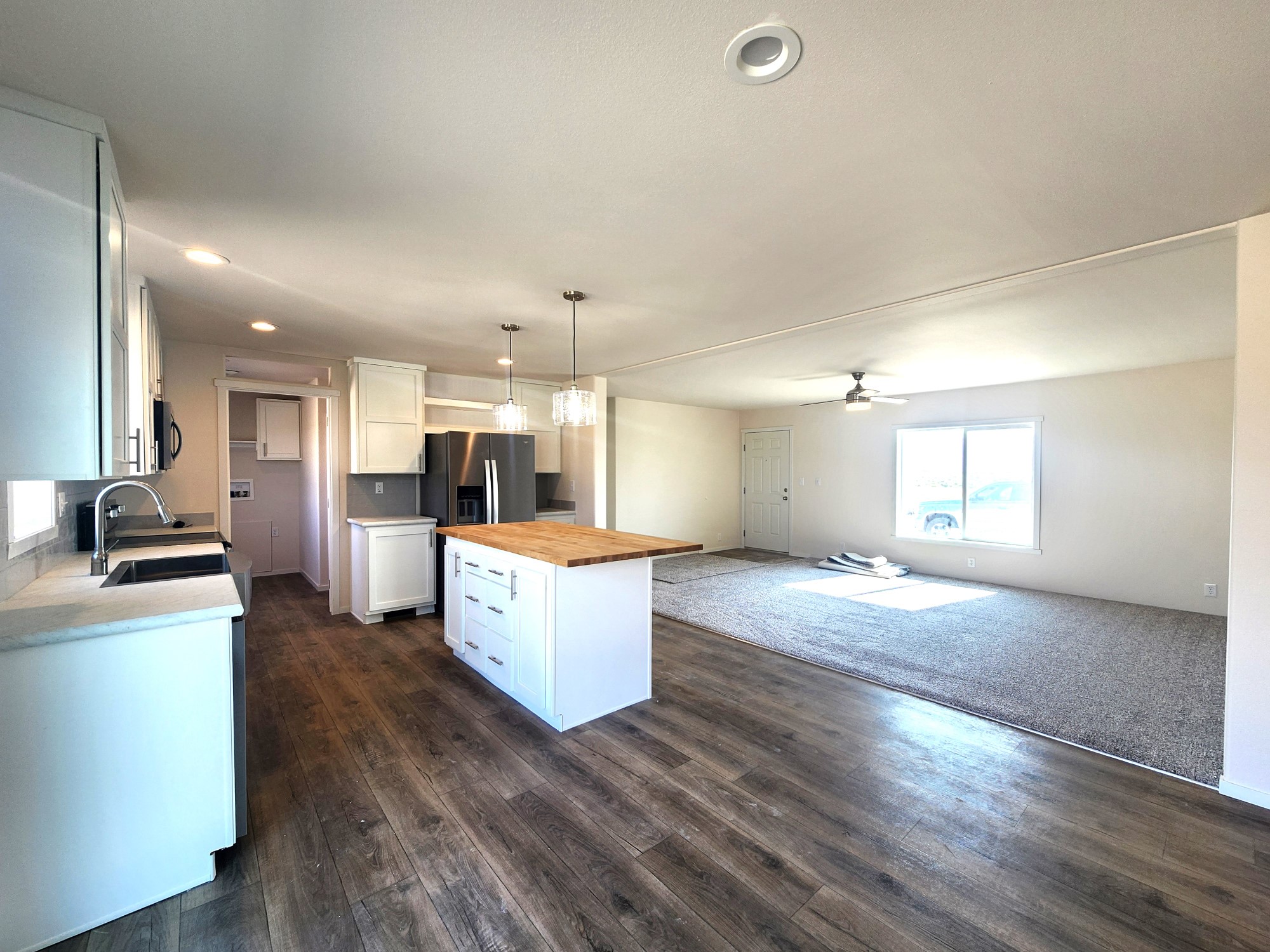 Open concept living in this Fleetwood Rocky Mountain Floor Plan 