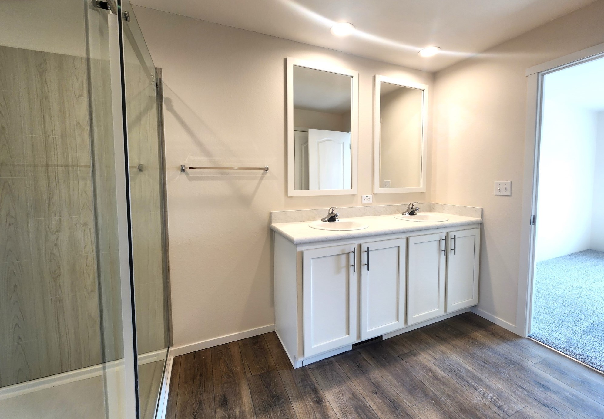 Dual vanities in the affordable Cavco Broadmore 28683B bathroom